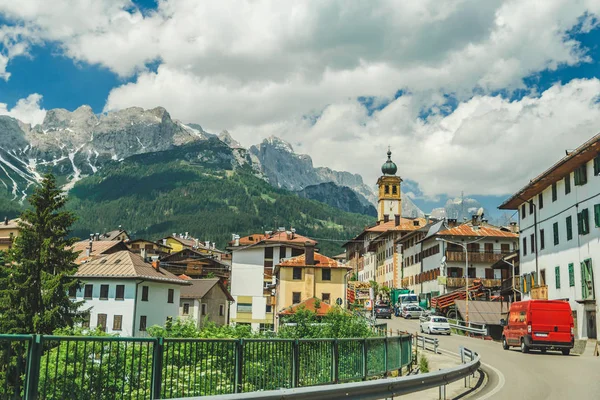 Alps, Italien-juni 13, 2019: liten stad i berg sommartid — Stockfoto
