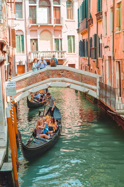 Venecia, Italia - 25 de mayo de 2019: vista del gran canal lleno de barcos y gandolas rialto puente sobre fondo — Foto de Stock