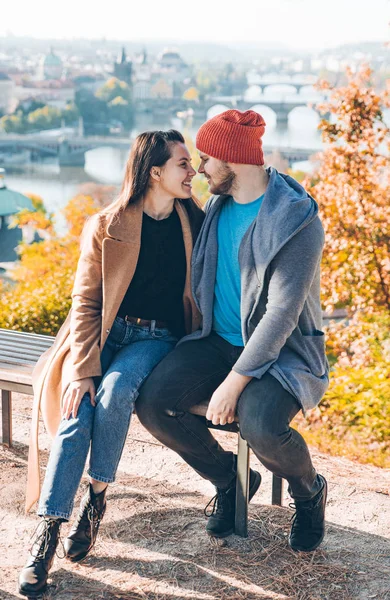 çift birbirlerine bakıyor, gülümsüyor. arka planda sonbahar prag