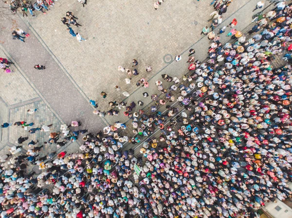 Lviv, Ukrayna - 7 Ekim 2018: havadan görünümü dini geçit şehir sokakları