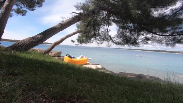 Mulher Descansando Sofá Amarelo Mar Férias Verão — Vídeo de Stock