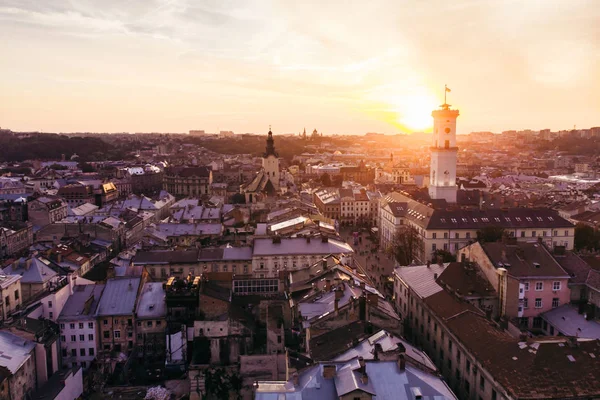 A légi felvétel a sunset európai város felett — Stock Fotó