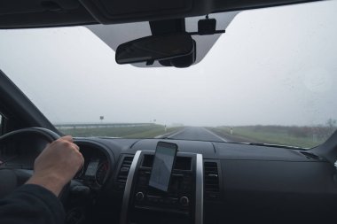 araç seyahat konsepti içinden ıslak speedway görünümü ile sürüş