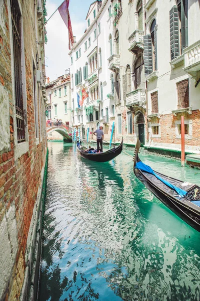 Італія, Венеція-25 травня 2019: люди в гондолах беручи тур по каналу — стокове фото