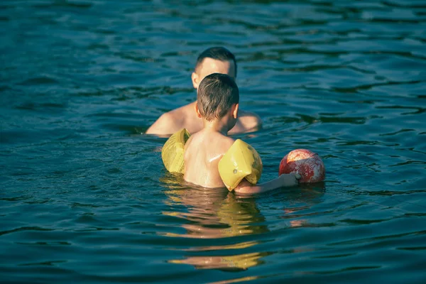 Otec s dítětem, který se baví ve vodě plavání — Stock fotografie