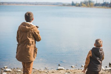 baba küçük oğlu eğitim suya taş atmak