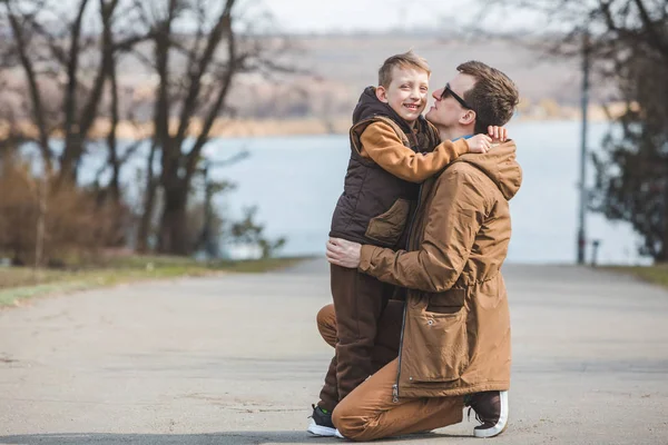 Padre abrazando pequeño hijo al aire libre —  Fotos de Stock