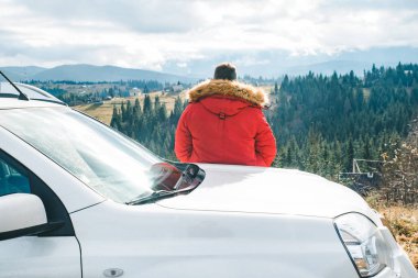 adam dağların güzel görünümüne bakarak araba yalın. off road konsepti.