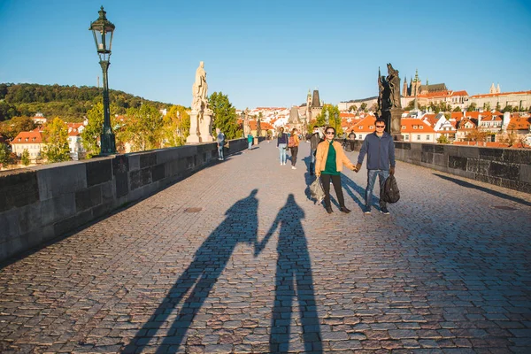PRAGA, REPUBBLICA CECA - 22 settembre 2018: turisti al Ponte Carlo a Praga. ombre di coppia che si tiene per mano — Foto Stock