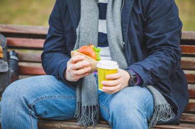 burger kahve fincanı ile gidiyor adam ellerini kapatın