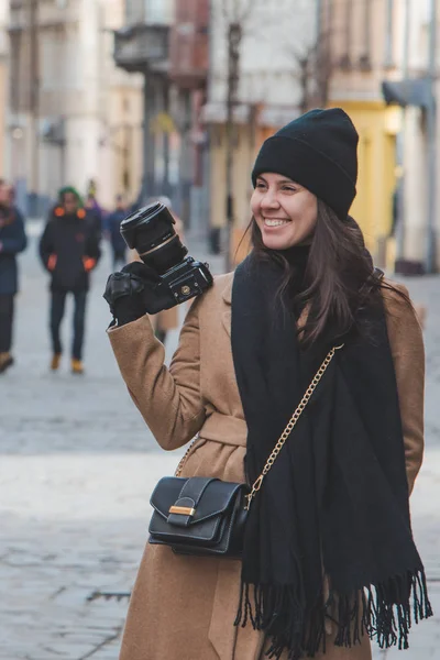 Junge hübsche Frau porträtiert Stadtstraße im Hintergrund mit DSLR-Kamera — Stockfoto