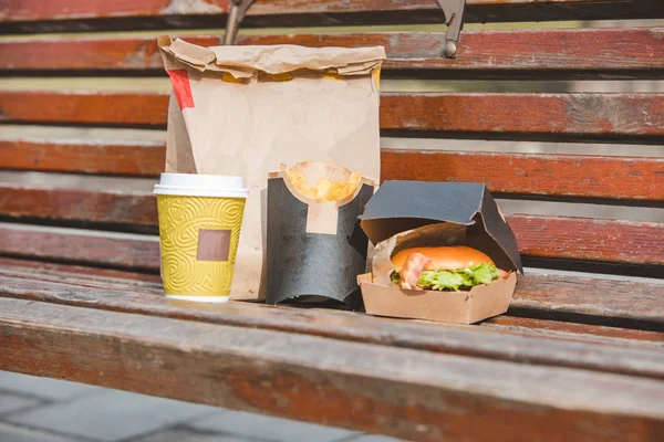 Hamburger in doos met Fry aardappelen koffie kopje. Fast Food — Stockfoto