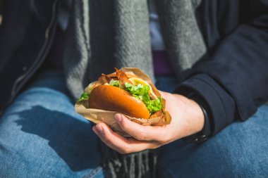 burger kahve fincanı ile gidiyor adam ellerini kapatın