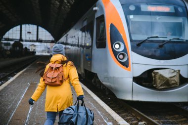 Tren zamanında almak için kadın acele. Tren
