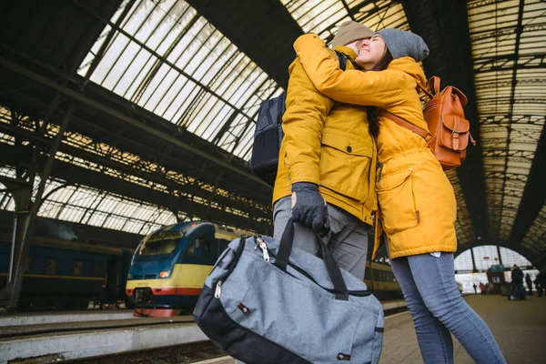 Happy couple at railway station. meet after long time no see each other — Stock Photo, Image