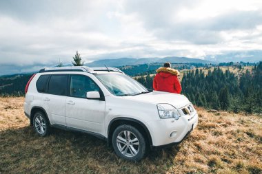 adam dağların güzel görünümüne bakarak araba yalın. off road konsepti.