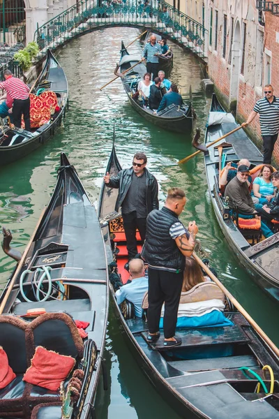 Venice, Italy - May 25, 2019: view of gondolas traffic in canal singer at boat — Stock Photo, Image