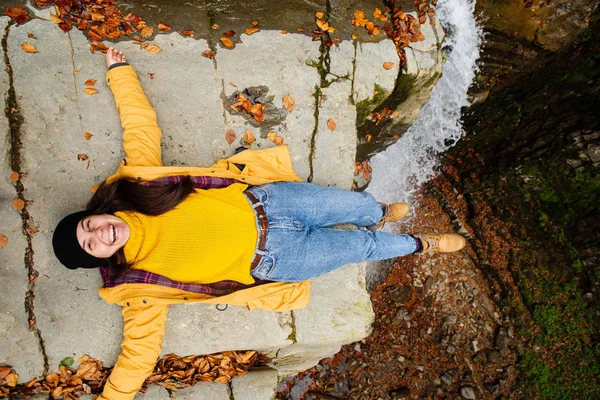 Щаслива жінка на скелі біля водоспаду — стокове фото