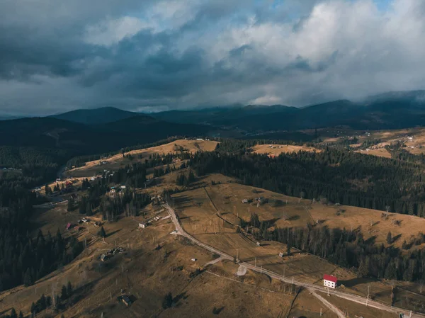 Widok z lotu ptaka na Karpaty w przestającej pogodzie — Zdjęcie stockowe