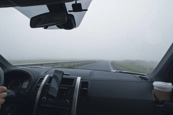 Concepto de viaje en coche conduciendo por la vista húmeda del speedway desde el interior — Foto de Stock