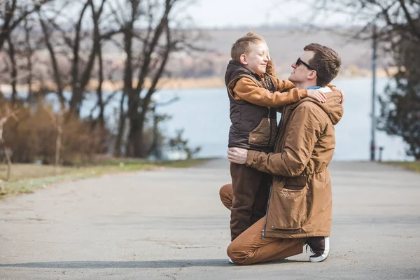 Ojciec Przytulanie Małego Syna Zewnątrz Parku Sezon Jesienny — Zdjęcie stockowe
