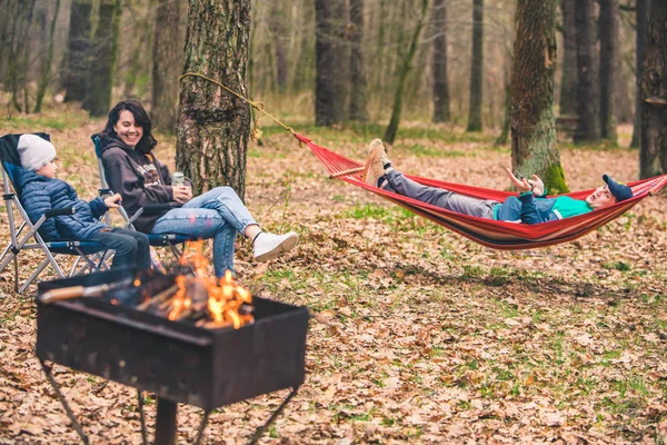 Familj Vilar Picknick Eld Grillen Hängmatta Och Sittande Stolar — Stockfoto