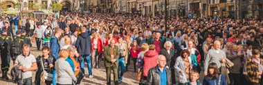 Lviv, Ukrayna - 7 Ekim 2018: şehir sokaklarında dini geçit töreni, rahibeler ve rahipler.