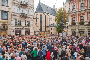 Lviv, Ukrayna - 7 Ekim 2018: şehir sokaklarında dini geçit töreni, rahibeler ve rahipler.