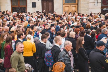 Lviv, Ukrayna - 7 Ekim 2018: şehir sokaklarında dini geçit töreni, rahibeler ve rahipler.