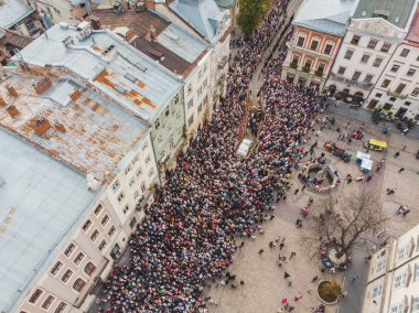 Lviv, Ukrayna - 7 Ekim 2018: şehir sokaklarında, rahibeler ve rahiplerde havadan görünüm dini geçit töreni.