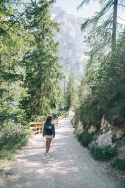 sırt çantası ile mutlu kadın arka planda milli park dağlarda iz ile yürüyüş