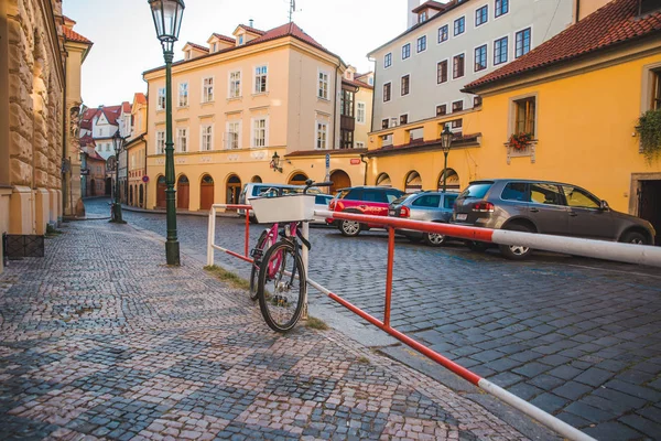 City bike parcheggiata a bordo strada. trasporti ecologici — Foto Stock