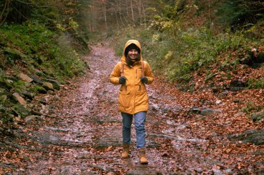 ormanda sonbahar zaman yürüyüş yolu ile yürüyüş kadın