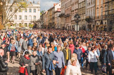Lviv, Ukrayna - 7 Ekim 2018: dini geçit şehir sokakları