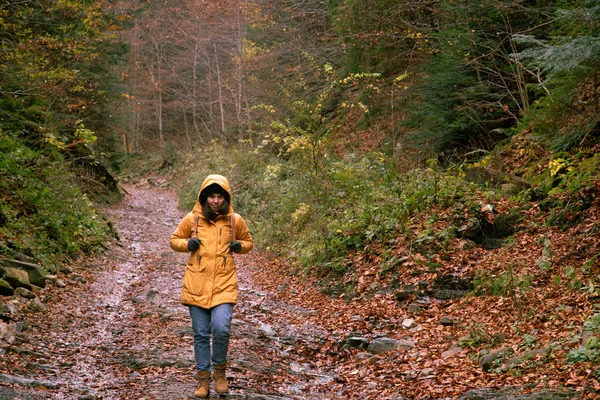 Γυναίκα περπάτημα από το μονοπάτι στο δάσος φθινόπωρο ώρα πεζοπορίας — Φωτογραφία Αρχείου
