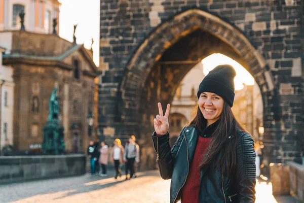 Kvinna porträtt vid soluppgången vid Karlsbron i Prag — Stockfoto