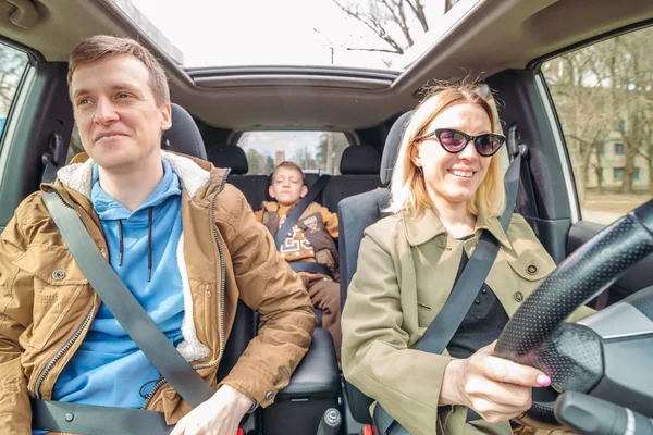 Young family with little boy kid inside car. road trip concept — Stock Photo, Image