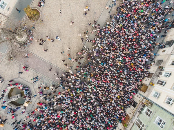 Львов, Украина - 7 октября 2018 года: религиозное шествие с воздушным видом на улицы города — стоковое фото