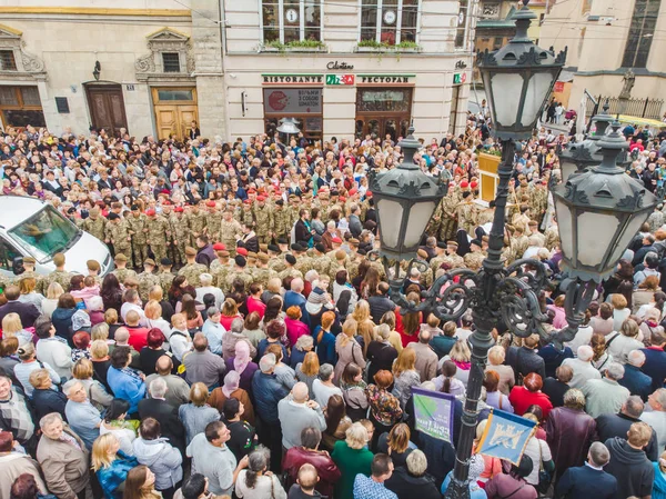 LVIV, UCRAINA - 7 ottobre 2018: processione religiosa vista aerea nelle strade della città — Foto Stock