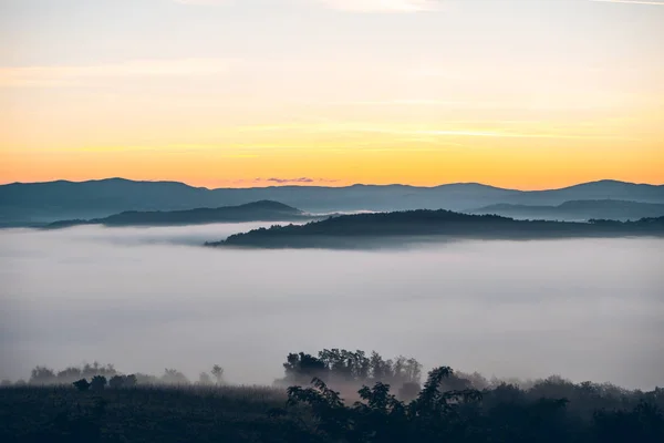 View of sunrise over the mountains mist and clouds under peaks — Stock Photo, Image