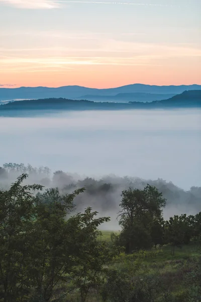 View of sunrise over the mountains mist and clouds under peaks — Stock Photo, Image