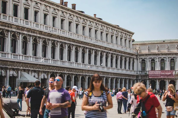 Włochy, Wenecja-25 maja 2019: ludzie spacerują po słynnym placu miejskim — Zdjęcie stockowe