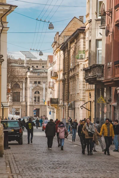Lviv, Ukrajna - február 28, 2019: régi európai Utcakép — Stock Fotó