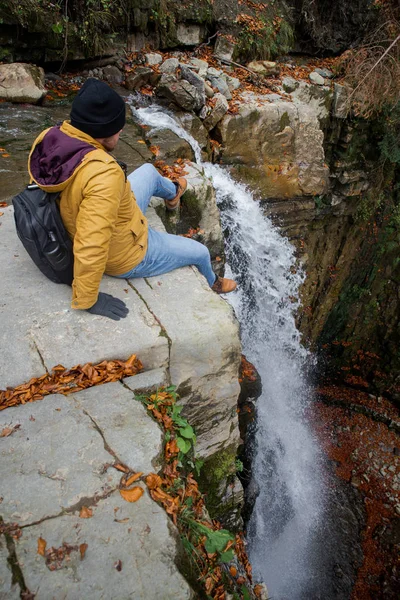 Homme au bord regardant sur la cascade concept de randonnée — Photo