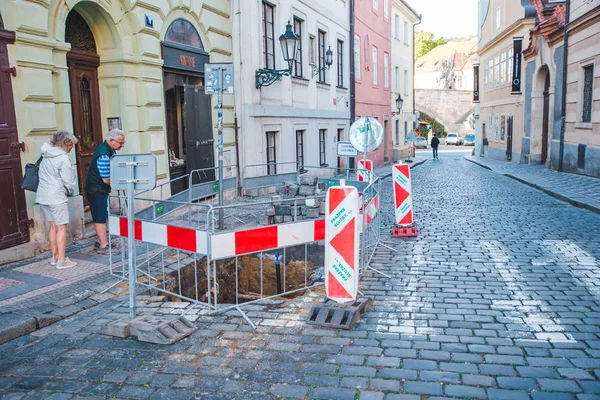 PRAGUE, CZECH - 22 settembre 2018: pavimentazione stradale in pietra, lavori di costruzione — Foto Stock