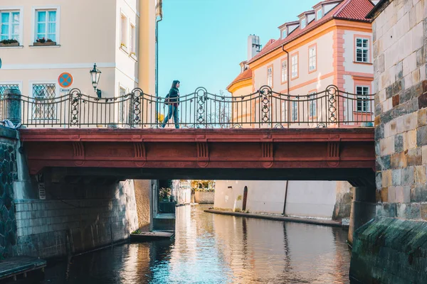 Vrouw wandelen door brug in de herfst dag — Stockfoto