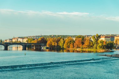 sonbahar sezonunda Prag şehrinin panoramik görünümü