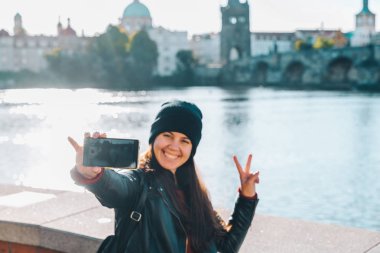 arka planda Charles Köprüsü ile selfie çeken kadın