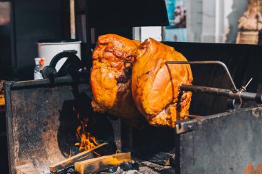 Prag, Çek Cumhuriyeti - 22 Eylül 2018: Tükürüğünde et pişiren adam