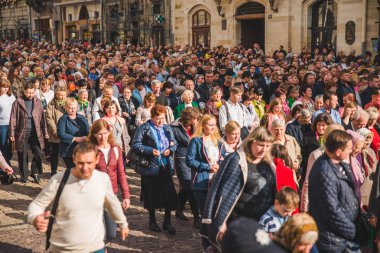 Lviv, Ukrayna - 7 Ekim 2018: dini geçit şehir sokakları